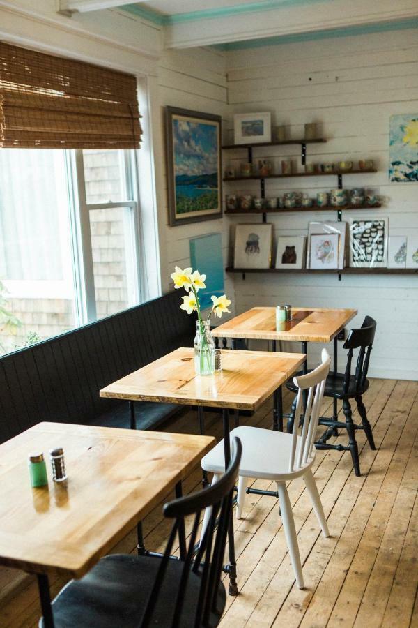 Salty Rose'S And The Periwinkle Cafe Hotel Ингониш Екстериор снимка