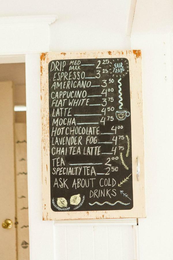 Salty Rose'S And The Periwinkle Cafe Hotel Ингониш Екстериор снимка